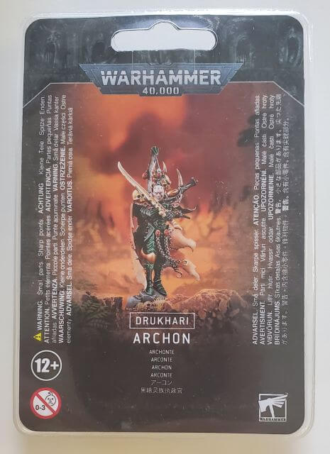 Packaging for Warhammer 40,000 Drukhari Archon miniature, featuring the assembled and painted model on the front.