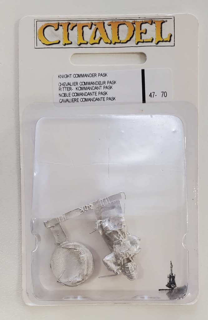 Packaging for 40k Astra Militarum Knight Commander Pask miniature kit featuring logos and product name.
