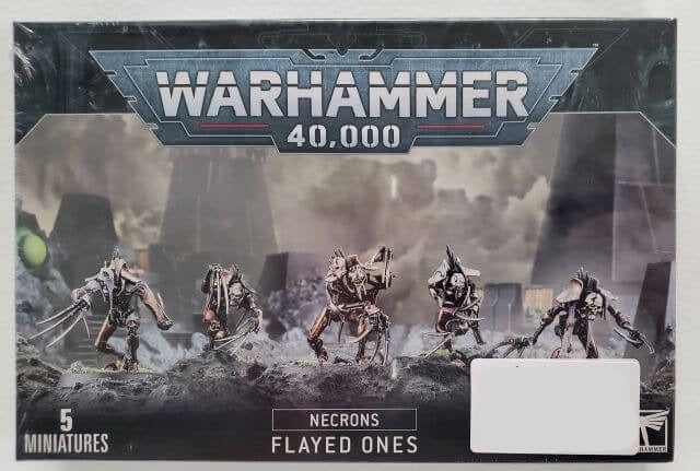 Packaging for Warhammer 40,000 Necrons Flayed Ones miniatures, showing five action figures.