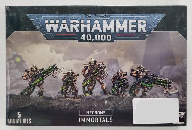 Boxed set of Warhammer 40,000 Necron Immortals miniatures, showing five assembled and painted figures against a dramatic space-themed backdrop.