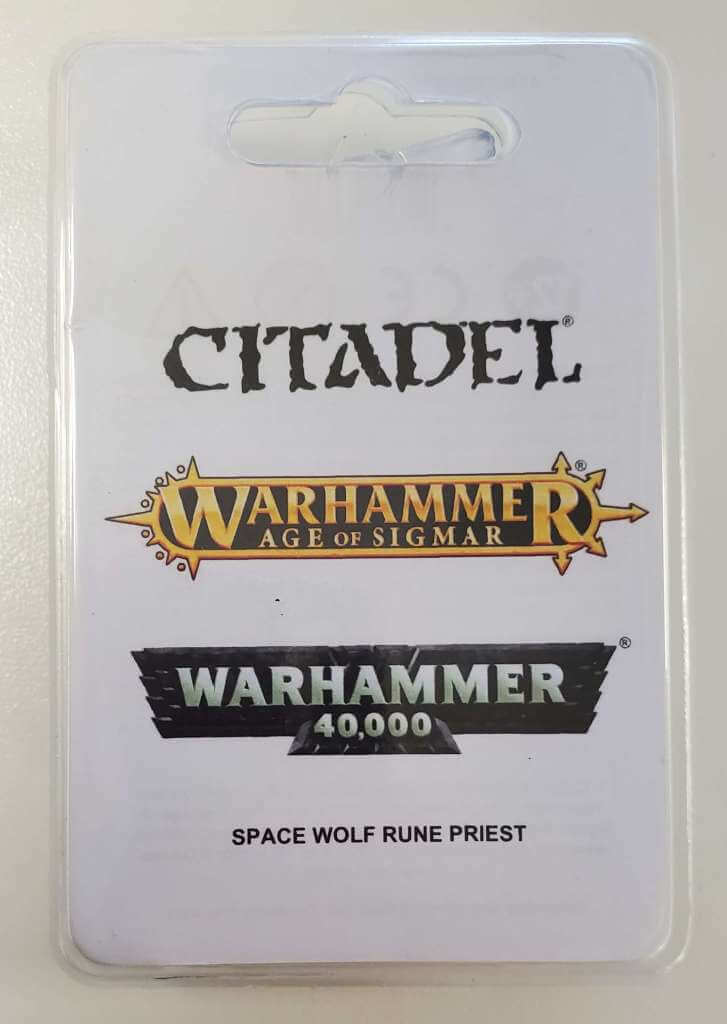 Packaging for Space Wolves Rune Priest model kit from Warhammer 40,000, featuring the product name and Warhammer logos.